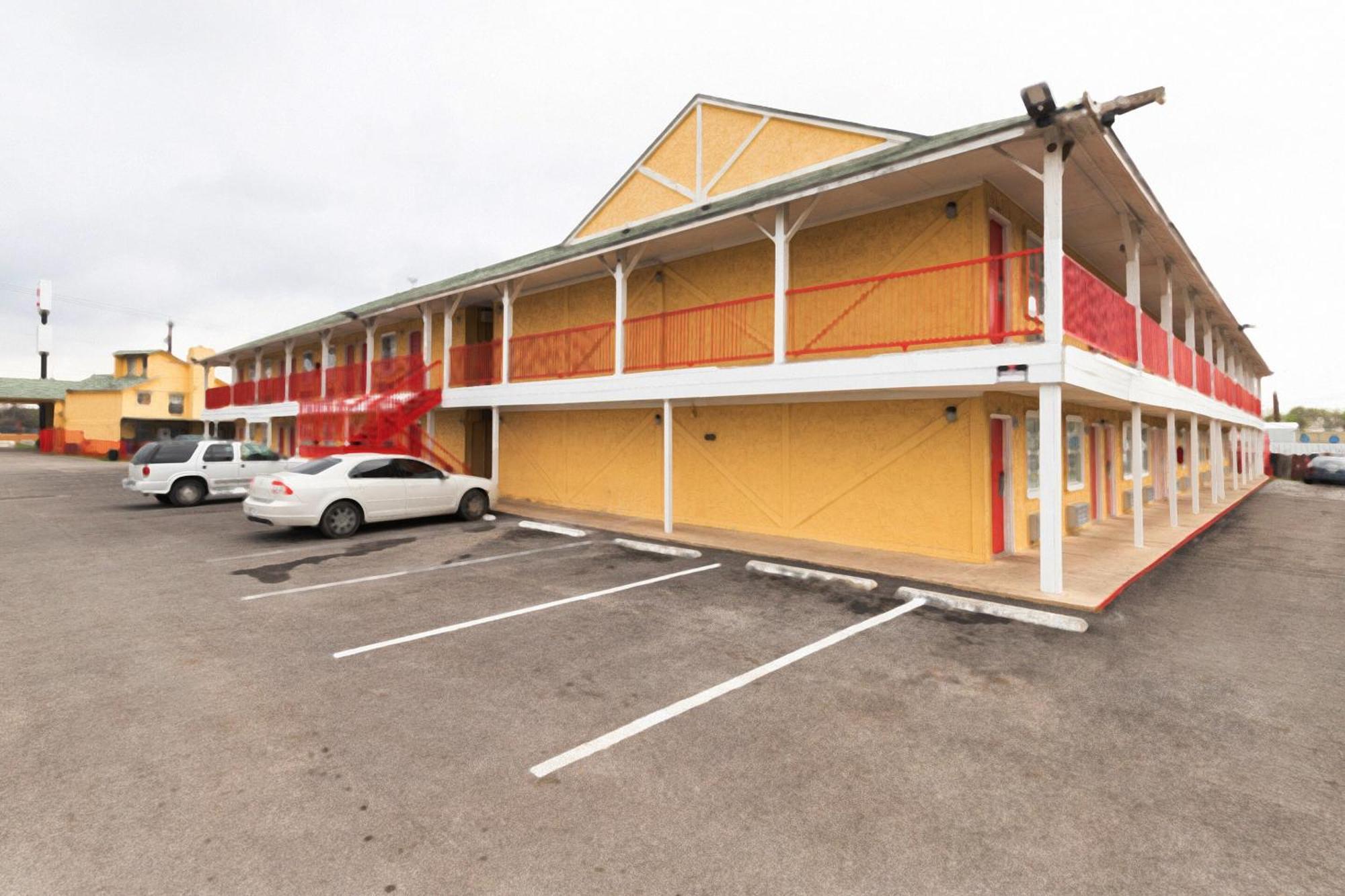 Oyo Hotel San Antonio Lackland Near Seaworld Exterior photo