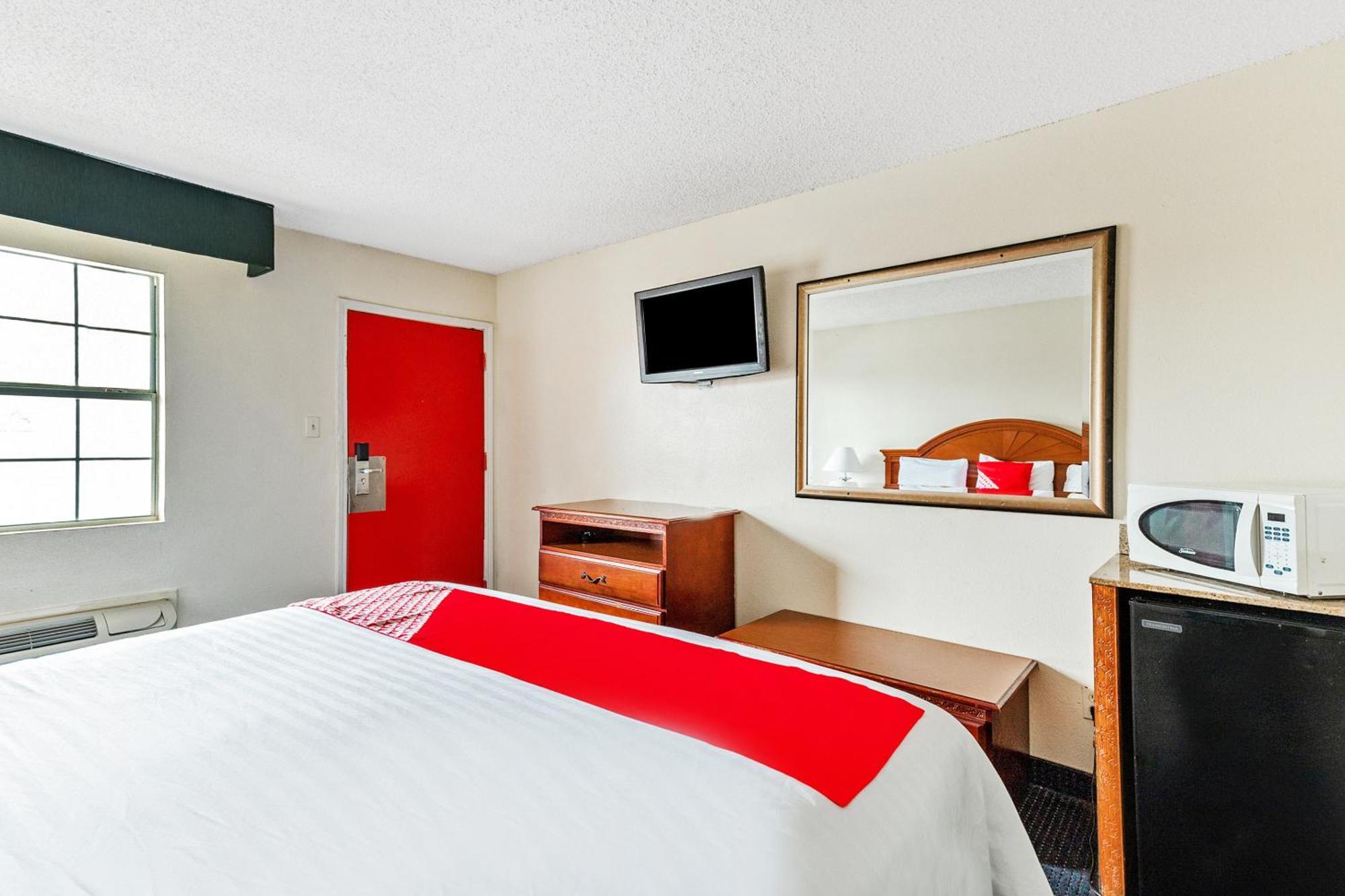 Oyo Hotel San Antonio Lackland Near Seaworld Exterior photo